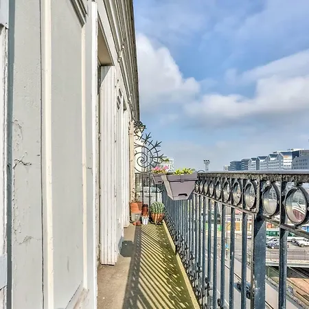 Colourful And Welcoming * Batignolles Area * Apartment
